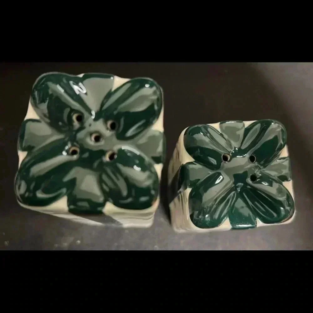 PFALTZGRAFF‎ Winterberry Christmas Present Bow SALT & PEPPER SHAKERS NIB